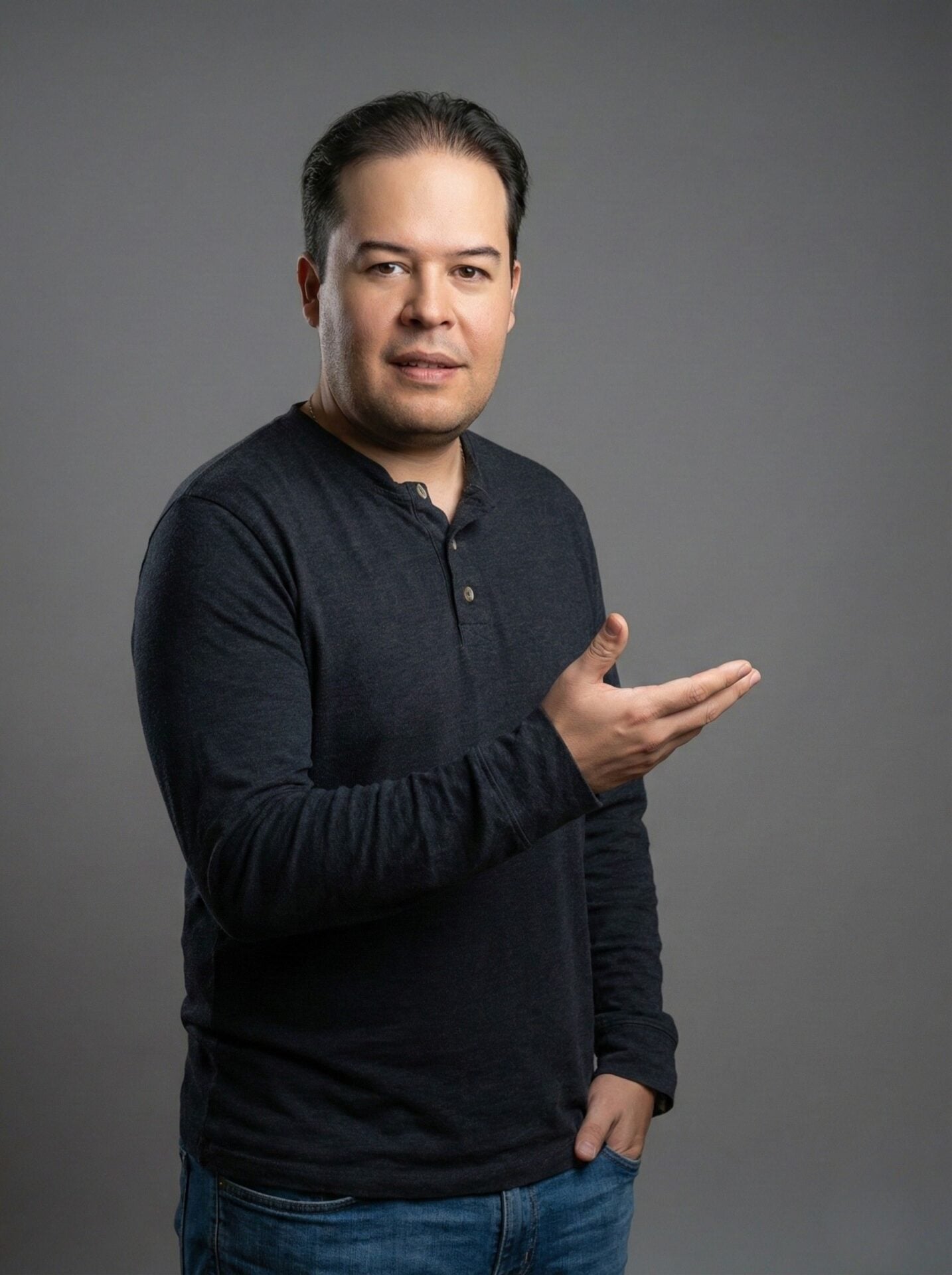 jose puerta señalando